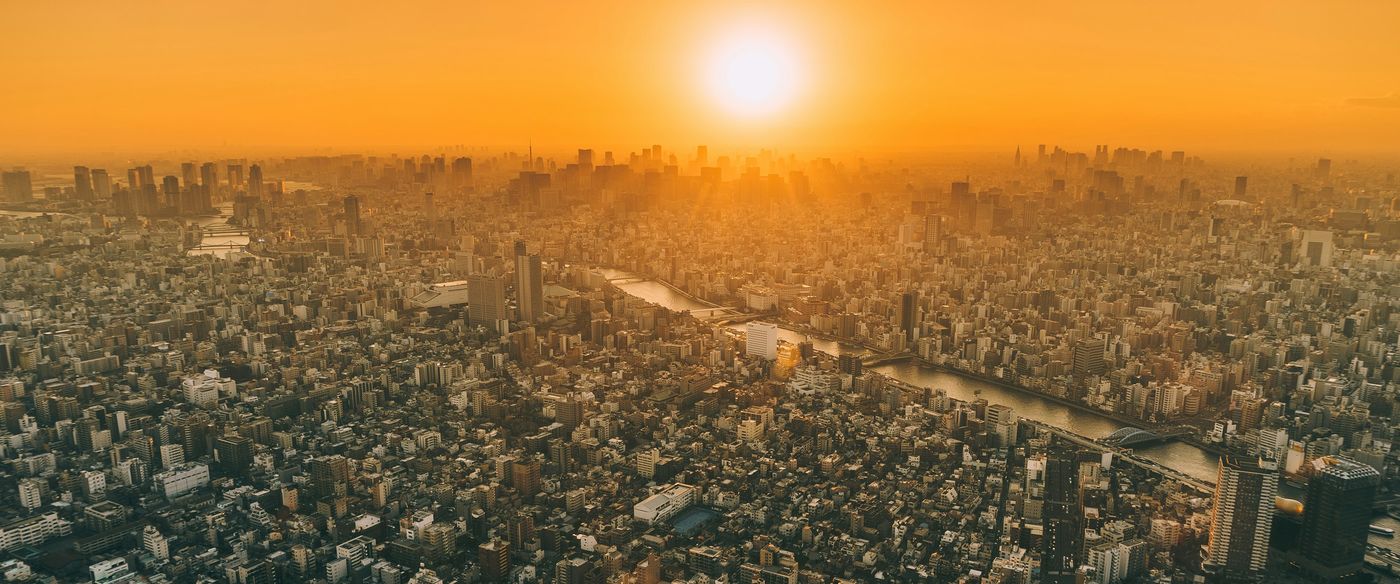 夕暮れの東京の街並み（空撮）
